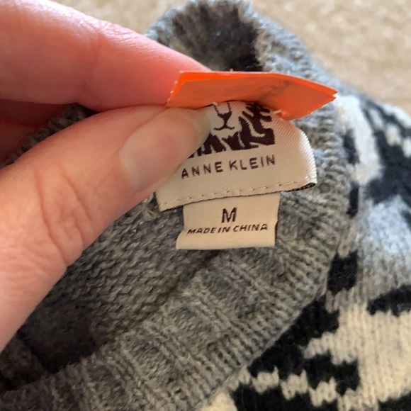 Anne Klein houndstooth sweater, M, buttons in back - Picture 3 of 6